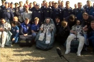 Члены экипажа МКС-39 после приземления